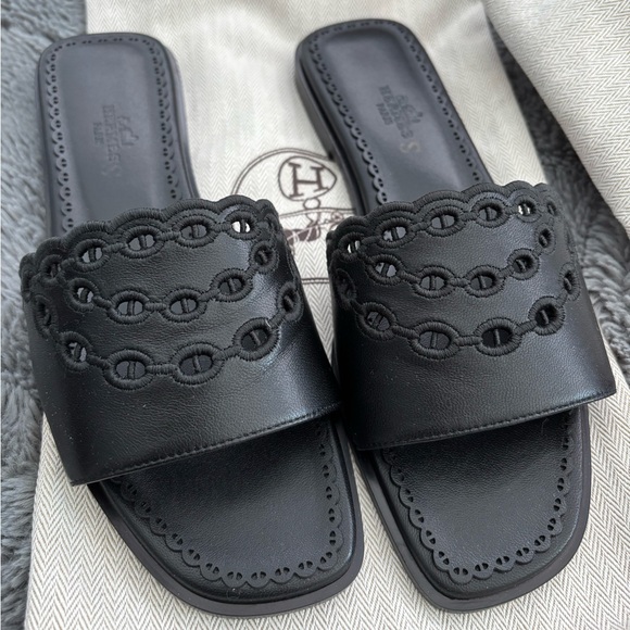 HERMES Gaelle Sandal in Noir/Black Size US 8/ EU 38 - Picture 1 of 6
